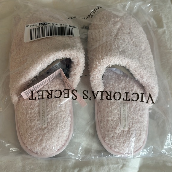 🆕 VS Pink slippers Size M - Picture 3 of 4